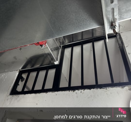מסגרת מתכת מותקנת בקיר לבן